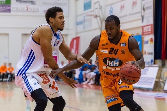 KarhuBasketin parhaana palkittiin 24 pistettä tehnyt Flenard Whitfield (oik.), joka tässä kamppailee pallosta Katajan Timothy Williamsin kanssa. KUVA: ERKKI HAUTAVIITA