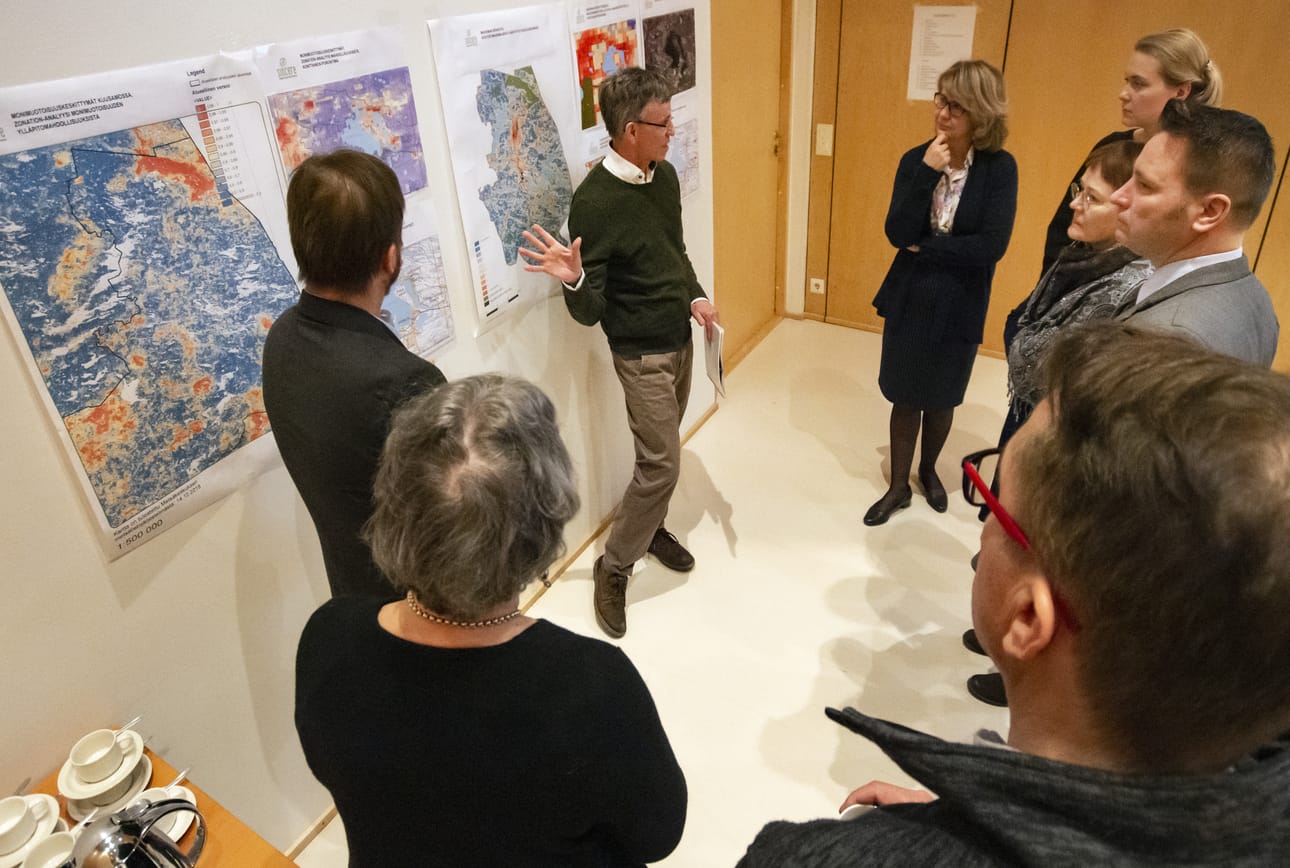 Metsäkeskuksen johtava asiantuntija Juhani Pyykkönen kertoo, kuinka tietoa arvokkaista maisemista saadaan hahmotettua yhdistämällä monien karttapohjien dataa.