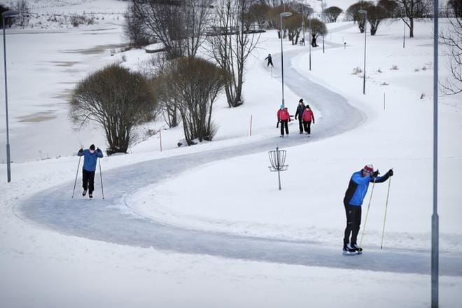 Kurikan urheilupuistoon jäädytetty luistinrata vetää luistelijoita eri puolilta maakuntaa. KUVAT: TOMI KOSONEN