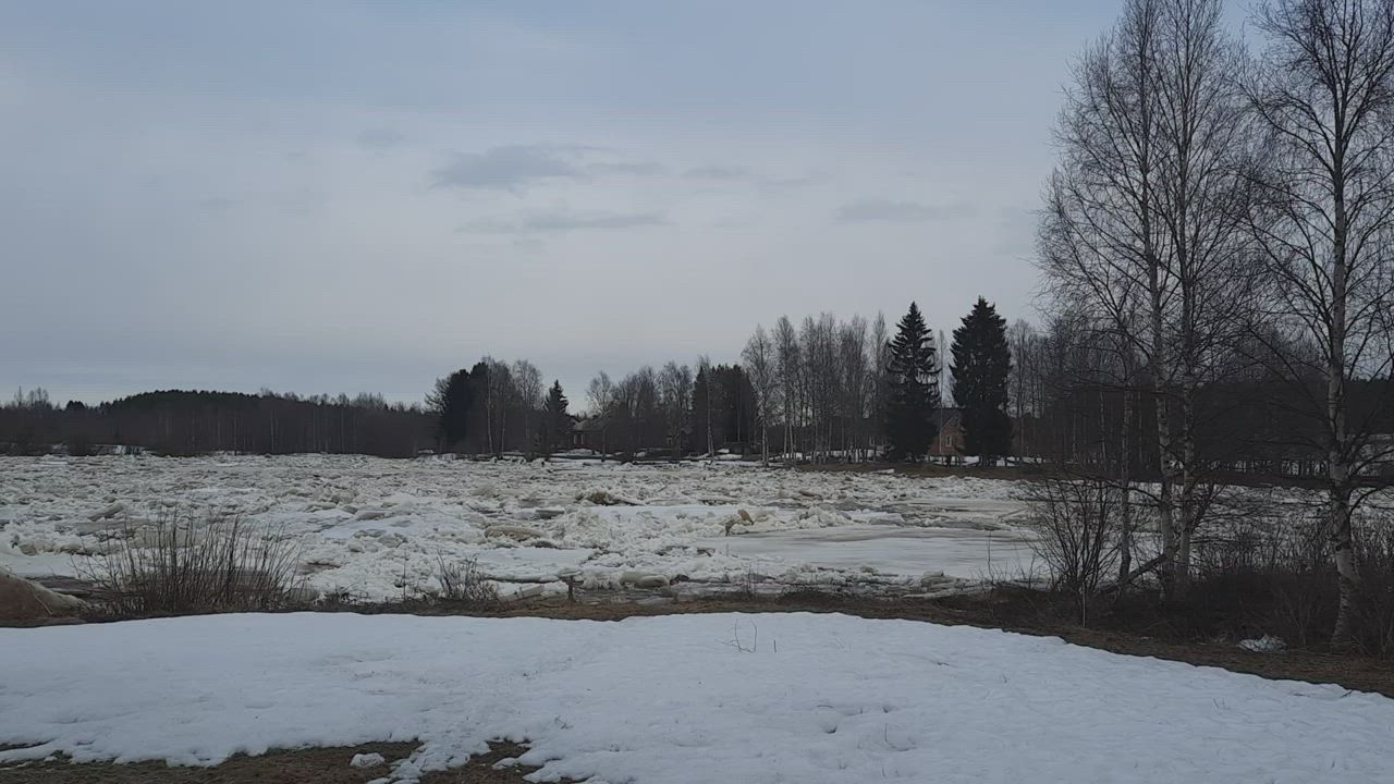 Jäiden lähtöä Kiimikijoella Alakylässä.
