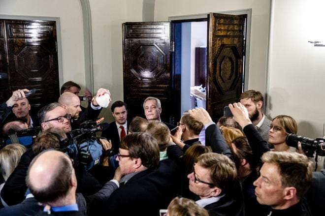 Hallitustunnustelija Antti Rinne kertoi tiistaina illansuussa medialle, että hän odottaa keskustalta viestiä, onko puolue valmis neuvotteluihin. KUVA: Joel Maisalmi