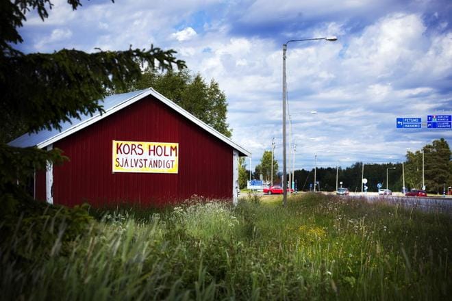 Vaasa-liitosta vastustavat aktivistit toimivat näkyvästi Mustasaaressa. Aktiivisin kampanjoija, Ida Asplund, matkustaa Pohjanmaalle säännöllisesti Ruotsista. KUVA: JARNO PELLINEN