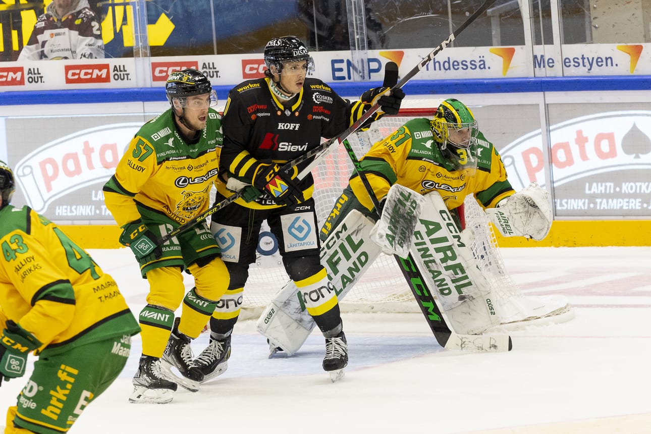 Kärppien jenkkisentteri Connor Bunnaman kamppaili torstai-iltana Ilveksen Jarkko Parikan kanssa.