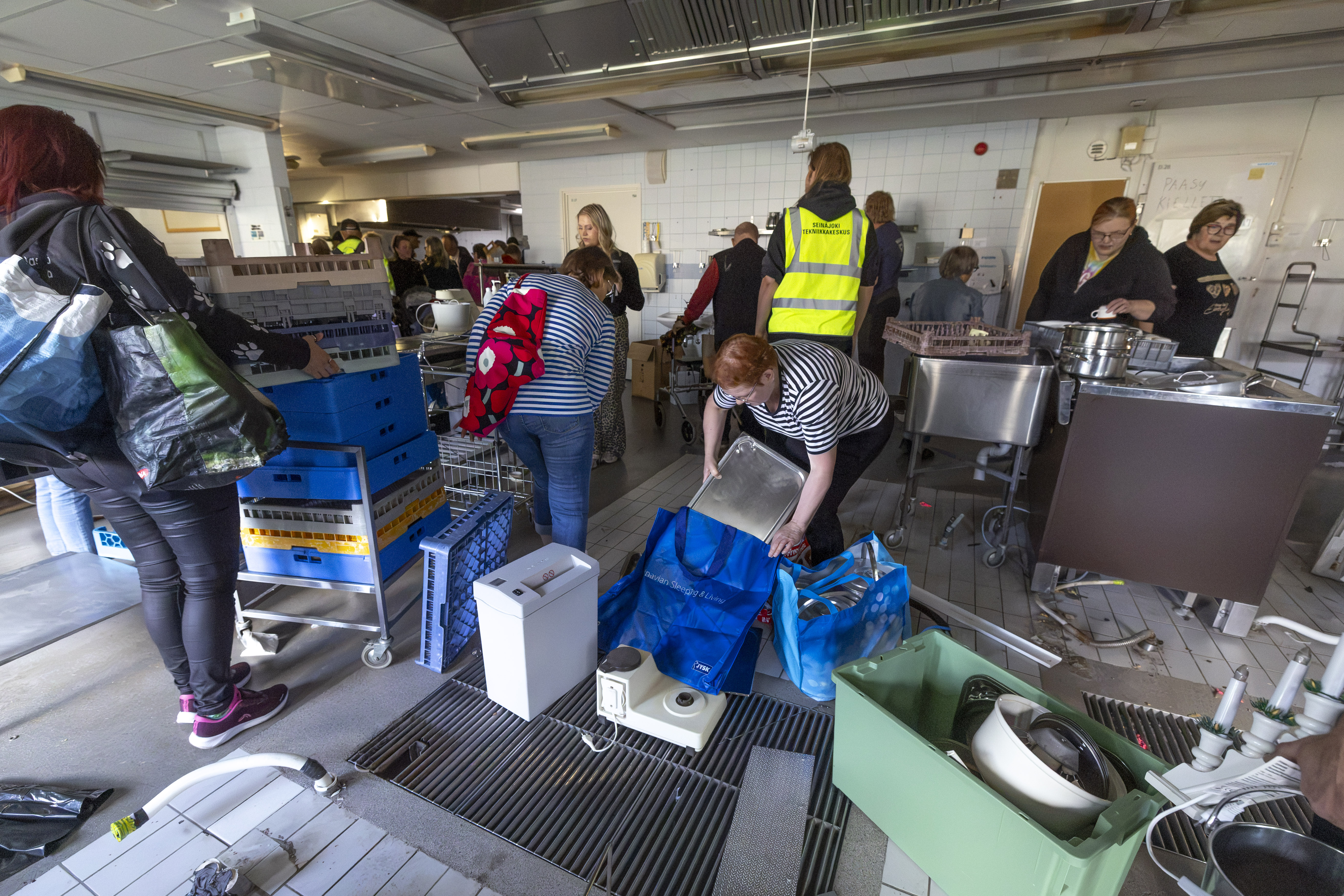 Seinäjoki jakoi terveyskeskuksen vanhat kipot ja kattilat kaupunkilaisille