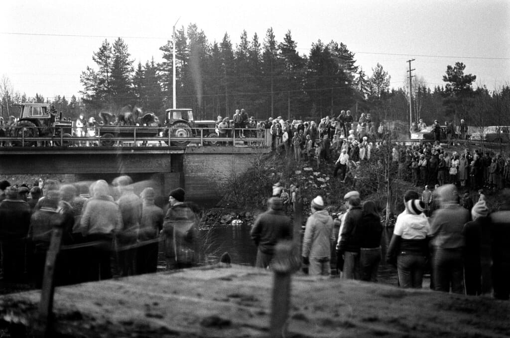 Patokapina keräsi suuren joukon padontekijöitä ja katsojia Niskan sillan kupeeseen 2. toukokuuta keväällä 1979.