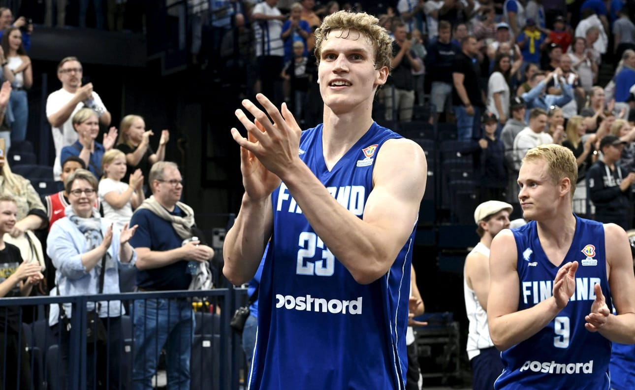 Lauri Markkanen (vas.) heitti 28 pistettä. LEHTIKUVA / Heikki Saukkomaa