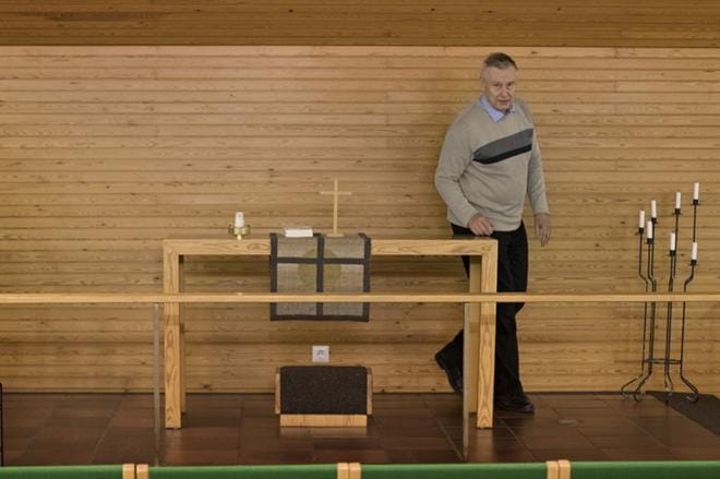 Vaasan suomalaisen seurakunnan vt. kirkkoherra Arto Lehtineva on sitä mieltä, että jos Vaasan ja Mustasaaren seurakuntayhtymät yhdistetään, niin kahdeksan seurakuntaa yhdessä yhtymässä on liikaa. KUVA: MINNA ANTILA