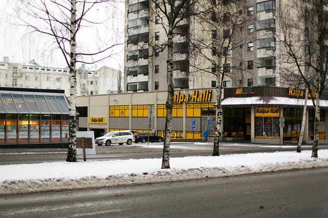 Vaasanpuistikolla sijainnut Halpahalli muutti Klemettilään. Arkistokuva: Timo Annanpalo