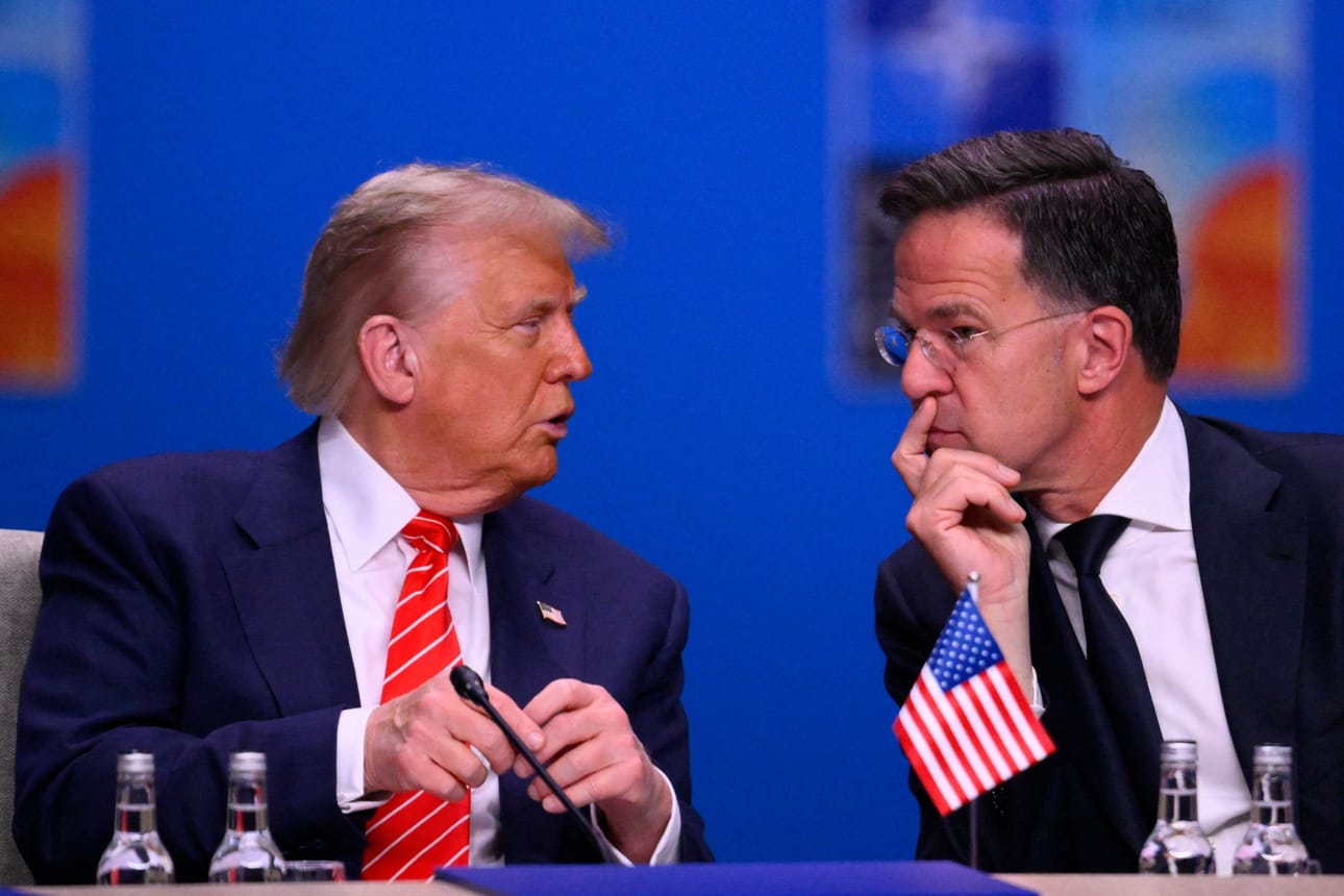 Mark Ruttelta (oik.) kysyttiin hänen imartelustaan Donald Trumpia kohtaan, mikä on noussut puheenaiheeksi kokouksen aikana. LEHTIKUVA/AFP