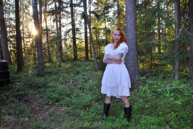 Henriikka viihtyy metsässä iltahämärässä. Hän on tehnyt myös mallin töitä.