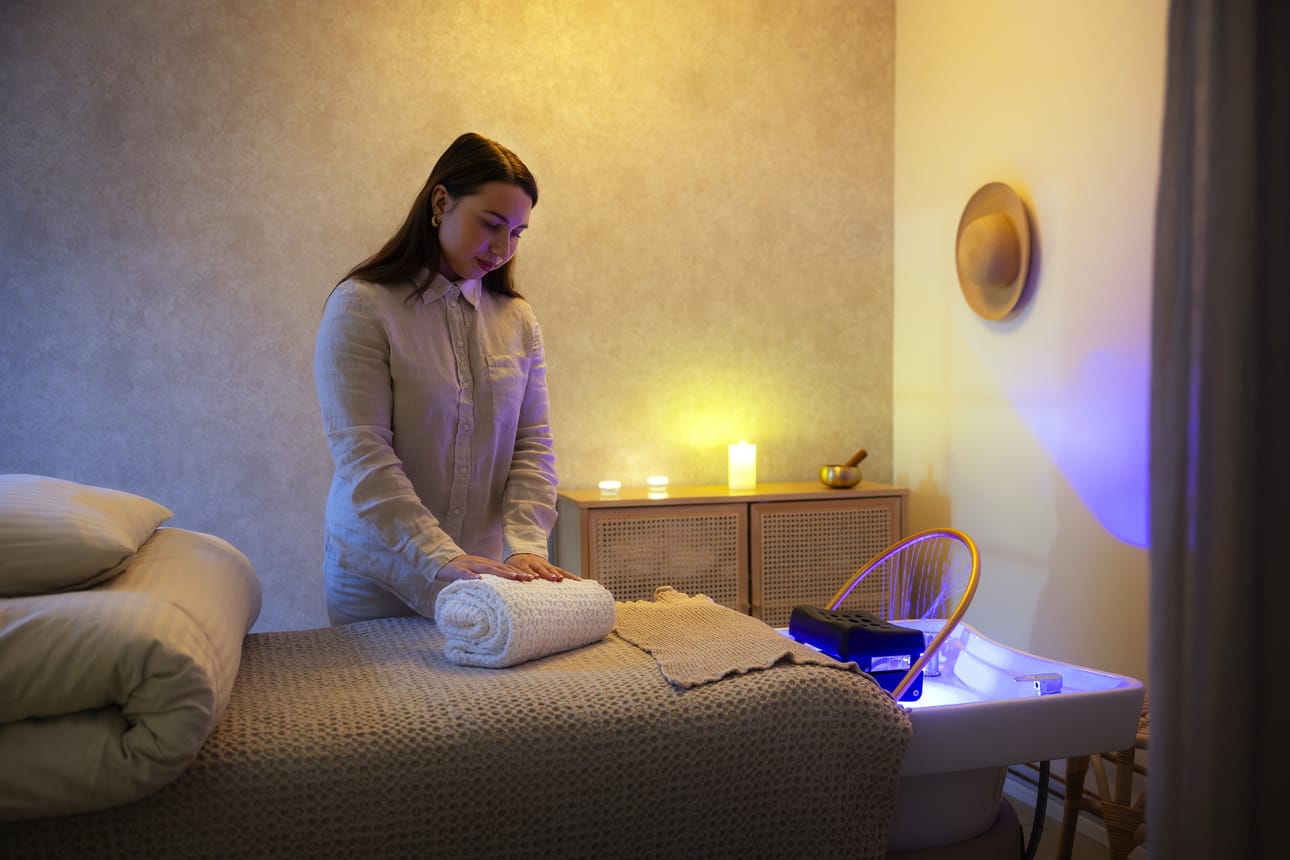 Diamia Spa &amp; lounge -kauneushoitolaansa Niemistö halusi ripauksen aasialaisten kylpylöiden luksusta. Vesisuihkulla toimiva päähierontalaite on Aasian lainaa.