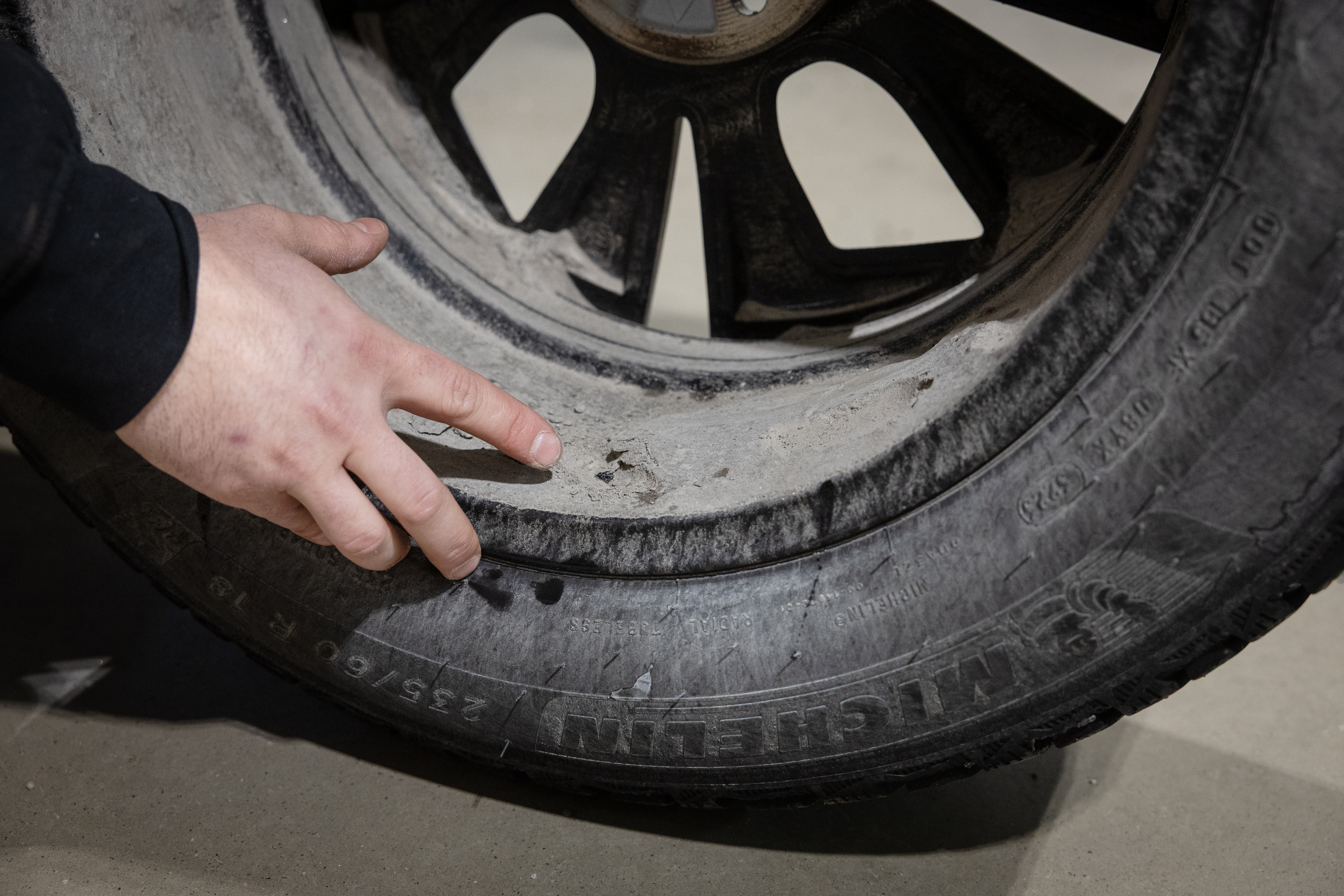 Kura voi aiheuttaa renkaisiin epätasapainoa – "Joka talvi tulee vastaan sama ongelma"