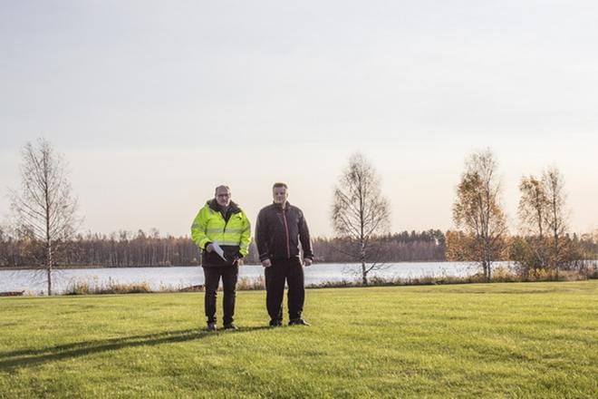 Jouni Hänninen ja Juuso Pikkukangas ovat tyytyväisiä rakennuspaikkaan, takana siintävään Alajärven rantaan jää edelleen kaikille avoin ulkoilureitti ja mahdollisuus pitää veneitä.