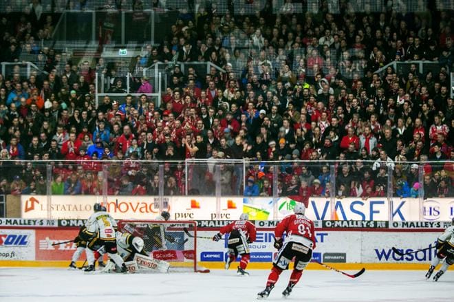 Ari-Pekka Pajuluoman mukaan kotkalogoa ovat hänen kanssaan tällä kaudella kiillottaneet kannattajat, pelaajat ja koko yhteisö. Kuva: Minna Hirvelä