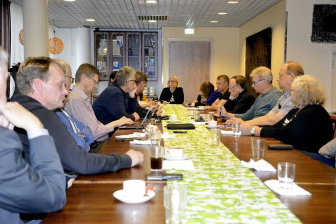 Alajärven yrittäjien info- ja ideointi-illassa oli mukana kaupungin eri toimialojen edustajia sekä luottamusmiehiä. Tapahtuman puheenjohtajana toimi yrittäjien puheenjohtaja Kirsi Kujala. KUVA: HANNELE SALMENAUTIO