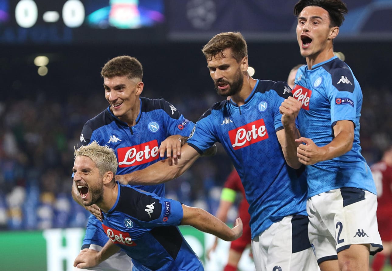 Napolin Dries Mertens juhlii joukkuekavereineen rankkarista syntynyttä avausmaalia Liverpoolia vastaan.