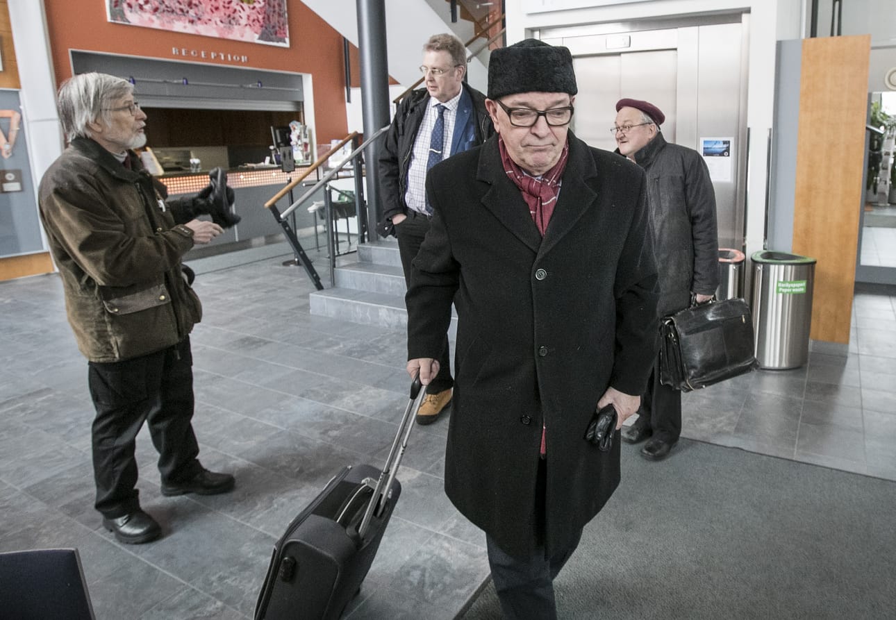 Paavo Väyrynen luopuu keskustan puheenjohtajakilpailusta. Hän kuitenkin edelleen väläyttää jatkomahdollisuuksiksi roolia joko kansalaispuolueessa tai keskustassa.