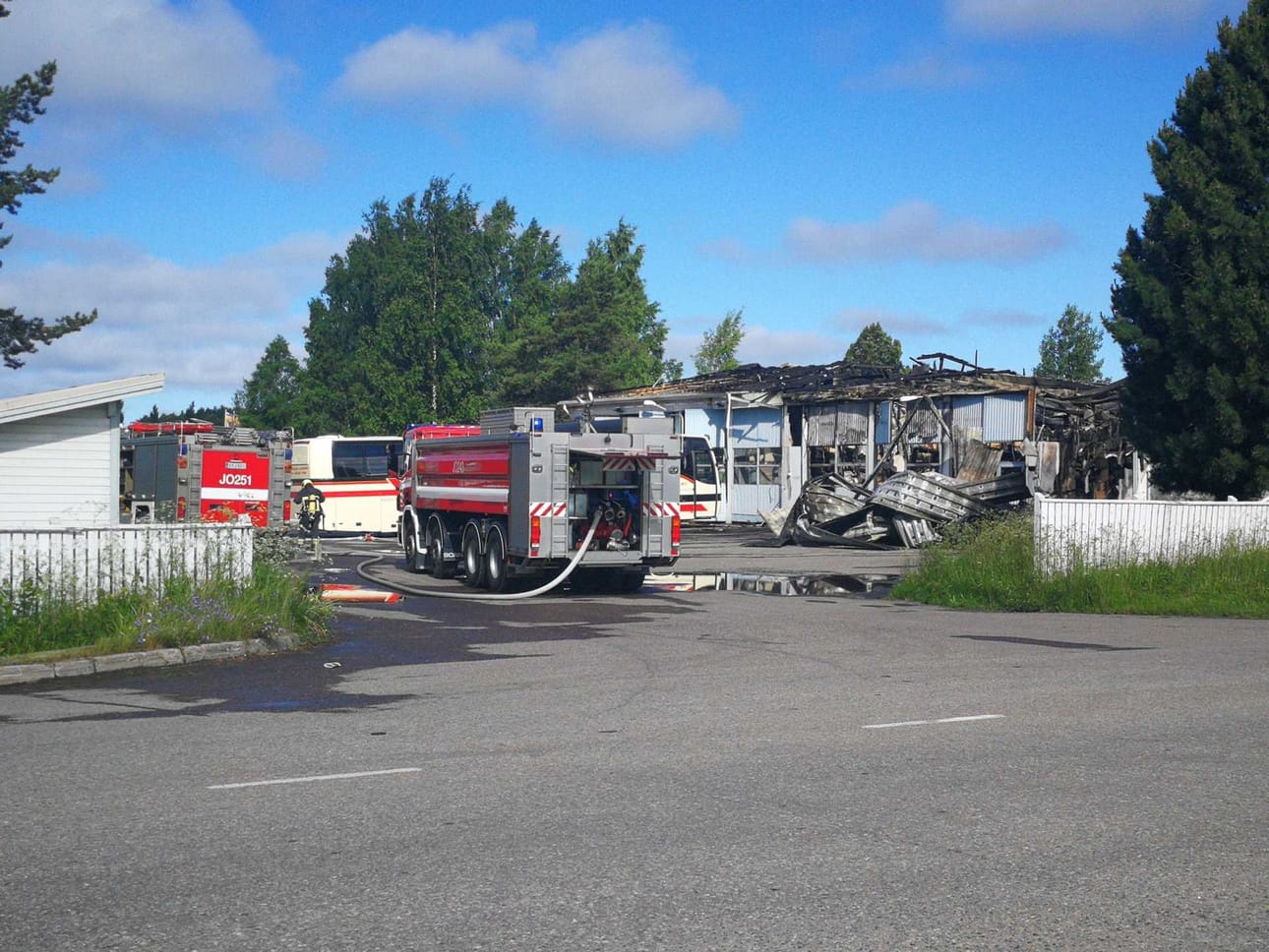 Käkelän linja-autohalli tuhoutui tulipalossa Raahessa.
