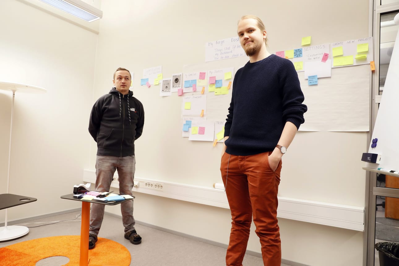 Seppo Tarvainen (oik.) on valmistunut Lapin yliopistosta graafisen suunnittelun koulutusohjelmasta taiteiden maisteriksi ja on opiskellut myös Jyväskylän yliopistossa tietotekniikan maisteriopintoja. Tarvainen on nyt Oulussa kisällinä opissa ohjelmistotalo Siilin Mestari ja kisälli -ohjelmassa. Juha-Matti Pennala opastaa mestarina.