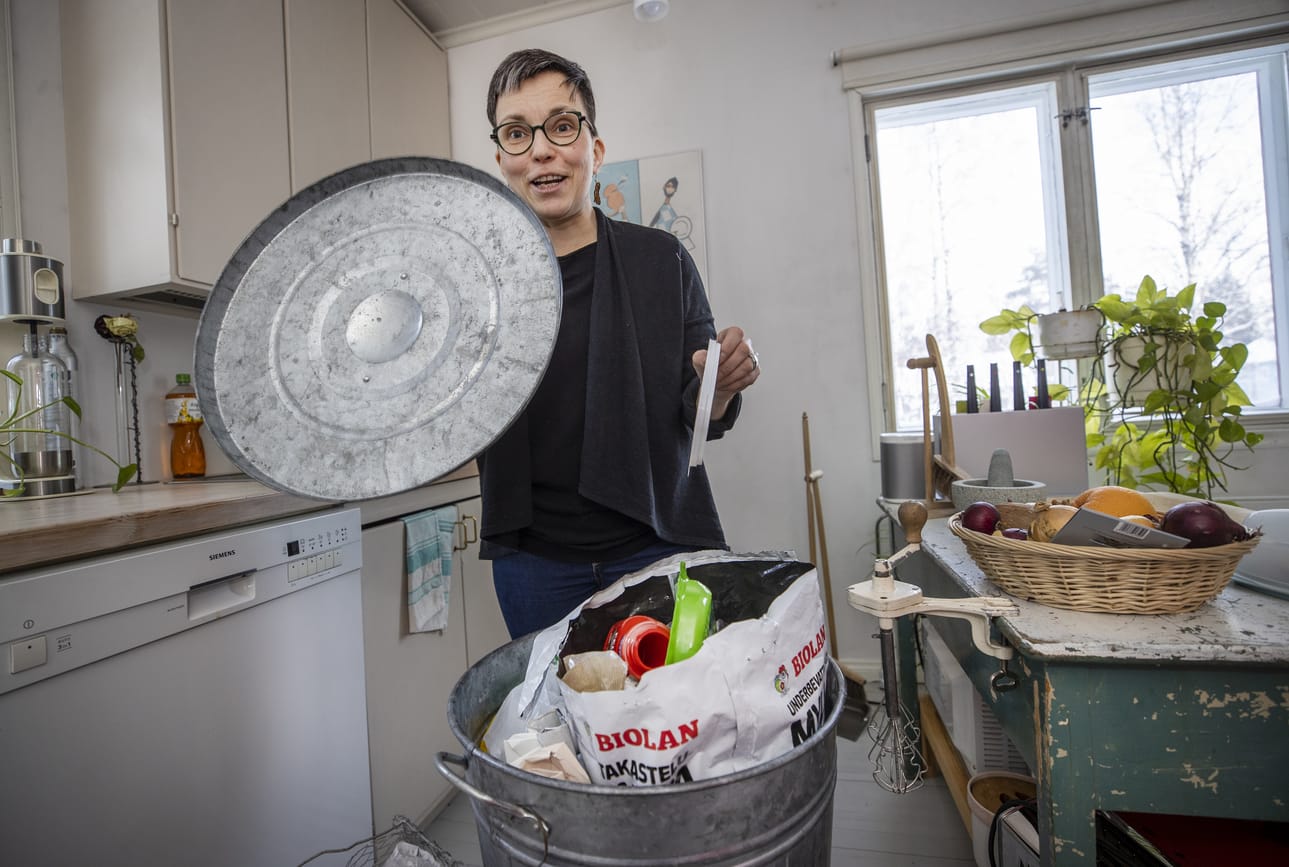 Satu Lapinlampi on ottanut perheessä päävastuun jätteiden lajittelusta. Lapinlammen mukaan yli kaksikymmentä vuotta kestäneen parisuhteen aikana myös hänen puolisonsa on omaksunut asenteen, että jätteet kuuluu lajitella.