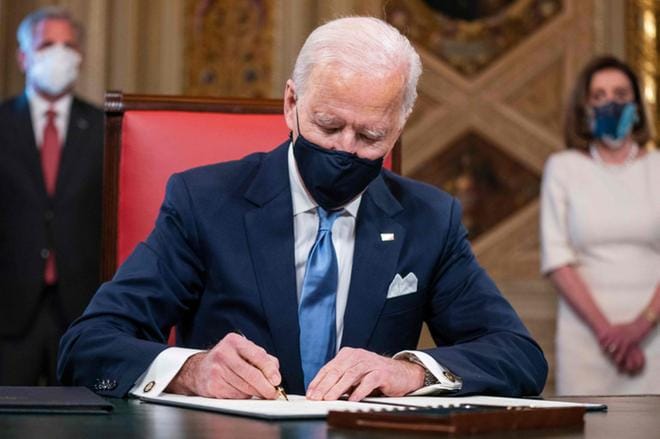 Yhdysvaltain uusi presidentti Joe Biden sekä varapresidentti Kamala Harris vannoivat virkavalansa kongressitalon edustalla. Bidenista tuli presidentti virallisesti puolilta päivin paikallista aikaa, eli iltaseitsemältä Suomen aikaa. Kuva: LEHTIKUVA / AFP / JIM LO SCALZO