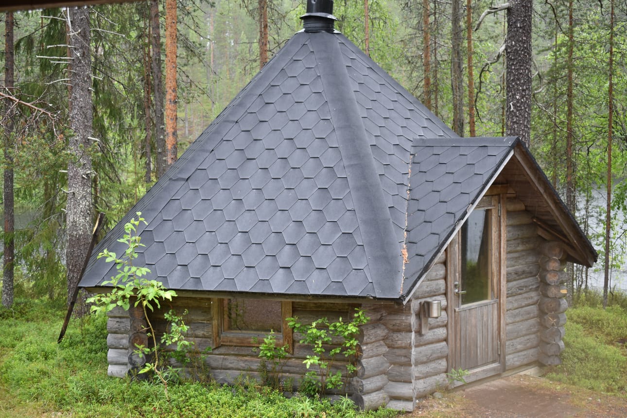 Tontilla on päätalon lisäksi rantasauna, grillikota ja oivalliset puitteet kylmäsavustukseen.