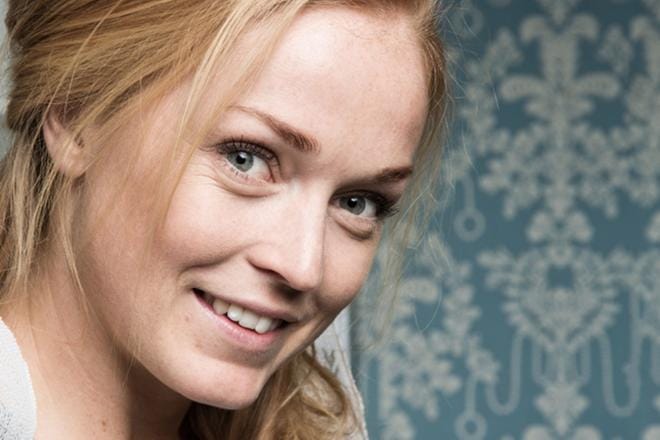 Jenny nuuhkii seitsemää kumppaniehdokasta löytääkseen sopivan. Onko hajuaisti oikeassa? KUVA: Yle Kuvapalvelu