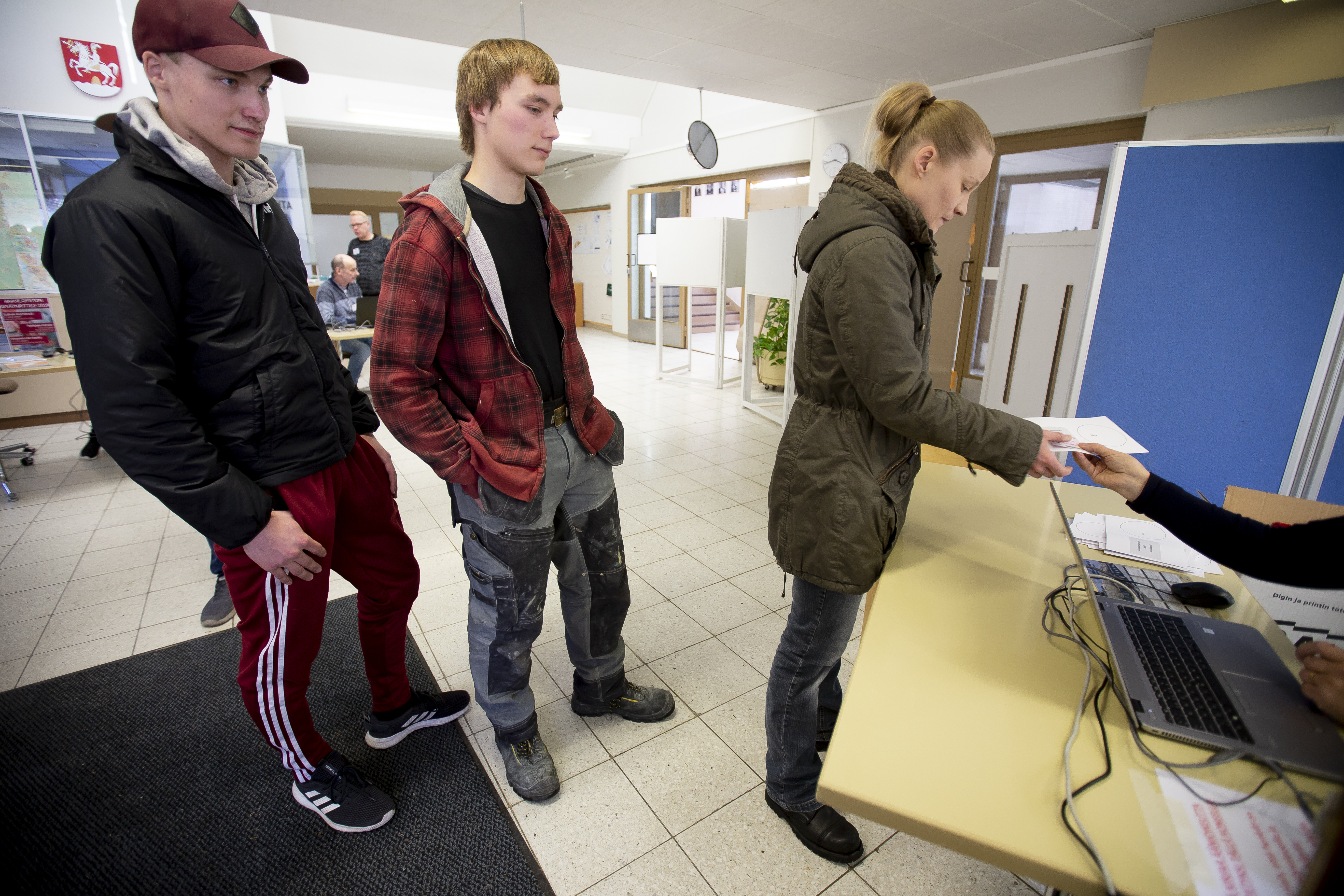 Eemeli ja Aleksi Anttila äänestivät Raahen teknisessä virastossa sunnuntaina yhdessä äitinsä Terhi Anttilan kanssa.