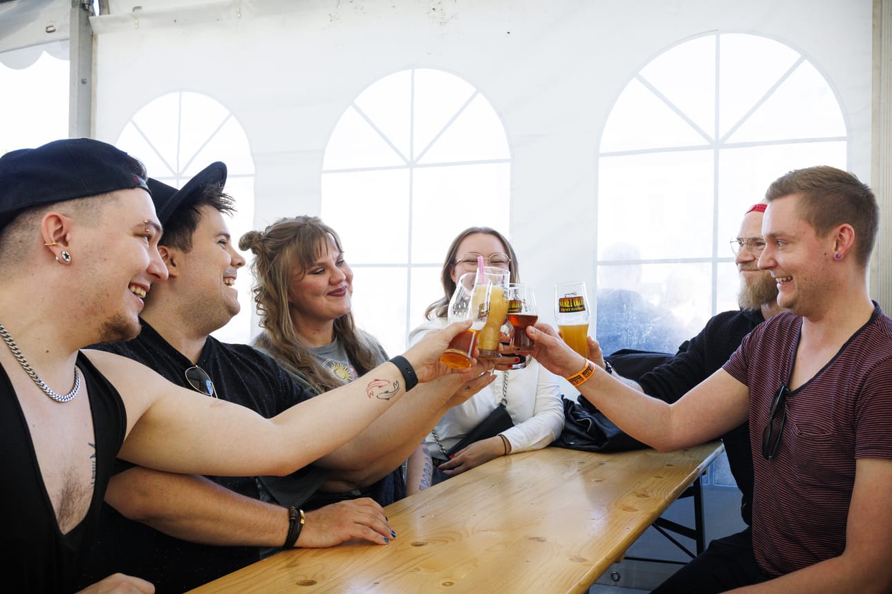 Joonas Brjök, Samuli Kakko, Sonja Arstio, Iina Tauriainen, Joonas Arstio ja Ari Alavahtola skoolasivat olutfestivaaleilla hyvälle viikonlopulle.
