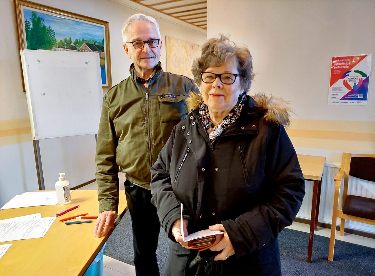 Kauhavalaiset Matti ja Riitta Porkkala kävivät äänestämässä ennakkoon Kauhavan seurakuntatalossa viime lauantaina. Ennakkoäänestys päättyi samana päivänä. Seurakuntavaalien varsinainen vaalipäivä on sunnuntai.
