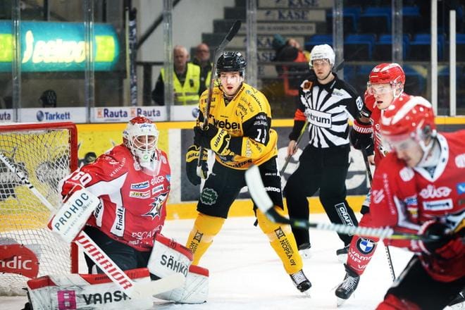 Sport-vahti Mika Järvinen torjui torstaina Lappeenrannassa 27 laukausta. Kuvassa kesk. SaiPa-hyökkääjä Joni Nikko, oikealla Sportin puolustaja Jyri Niemi. Kuva: Kai Skyttä / Etelä-Saimaa