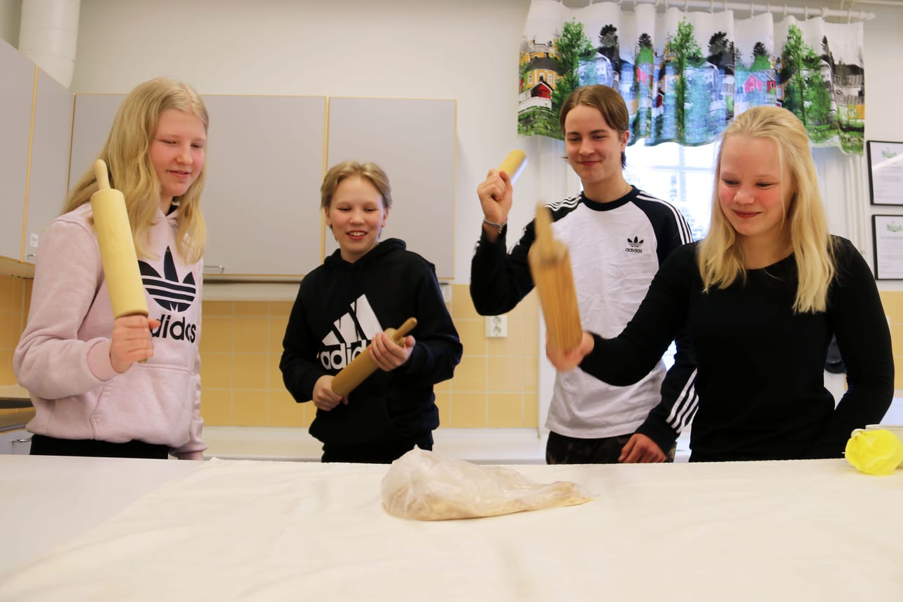 Kaulimet valmiina! Daniela Heinänen, Tiia Oksa, Sakari Lumme ja Mikael Pitkänen edustavat Lumijokea Ruokavisassa. Opettaja Sari Mäkisalo uskoo, että oppilaiden ruuanlaittotaidot, tarkka kädentyö ja hyvä teoriaosaaminen ovat pääsyitä siihen, että Lumijoki on jälleen Ruokavisan finaalissa.