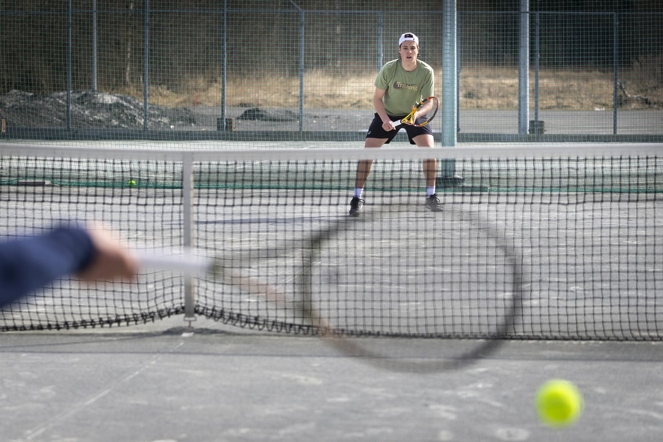 Tenniksen ulkovuorot ovat Oulussa heti kortilla, kun kentät ovat avautuneet – Kärppien mestarijoukkueen laitahyökkääjä pyrkii pelaamaan lähes päivittäin
