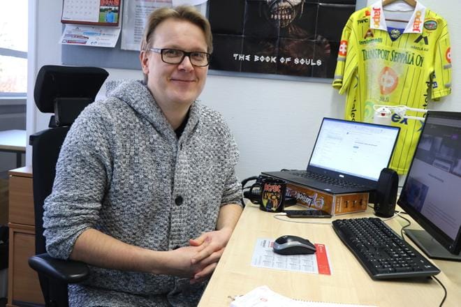 Jani Vuorela paiskii koodarin töitä vuokratiloissa Luoma-aholla. Hänen työnantajansa on Vantaalla. KUVA: SAILA COLLANDER