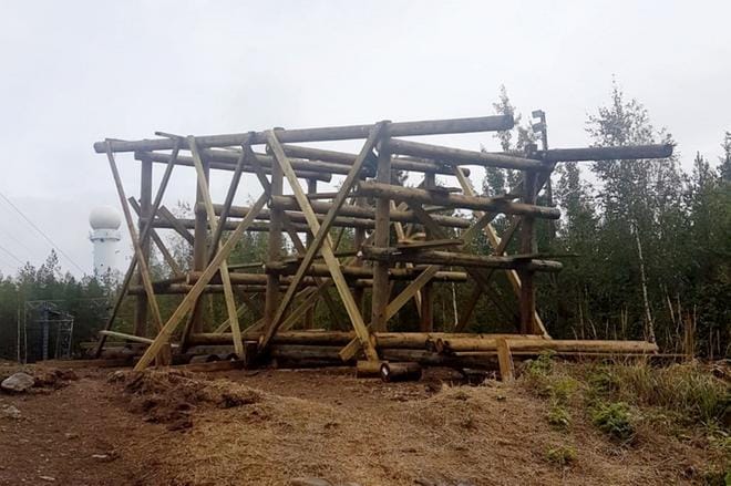 Kokonaisuudessaan 16 metriä korkean tornin runko nostettiin pystyy perjantaina. Kuva: Erkki Ahonen