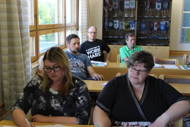 Henkilöstösuunnitelman puuttuminen llky:ssä hämmensi keskirivin Jaakko Järvenpäätä. – Kyllä on ihmeellinen firma kun on melkein tuhat henkeä töissä, eikä minkäänlaista henkilöstösuunnitelmaa. Edessä Salla-Maaria Yli-Viitala ja Soile Luoma. Takana Mikko Savolainen, Erkki Viitikko ja Timo Hautaviita. KUVA: LOTTA KALLIO