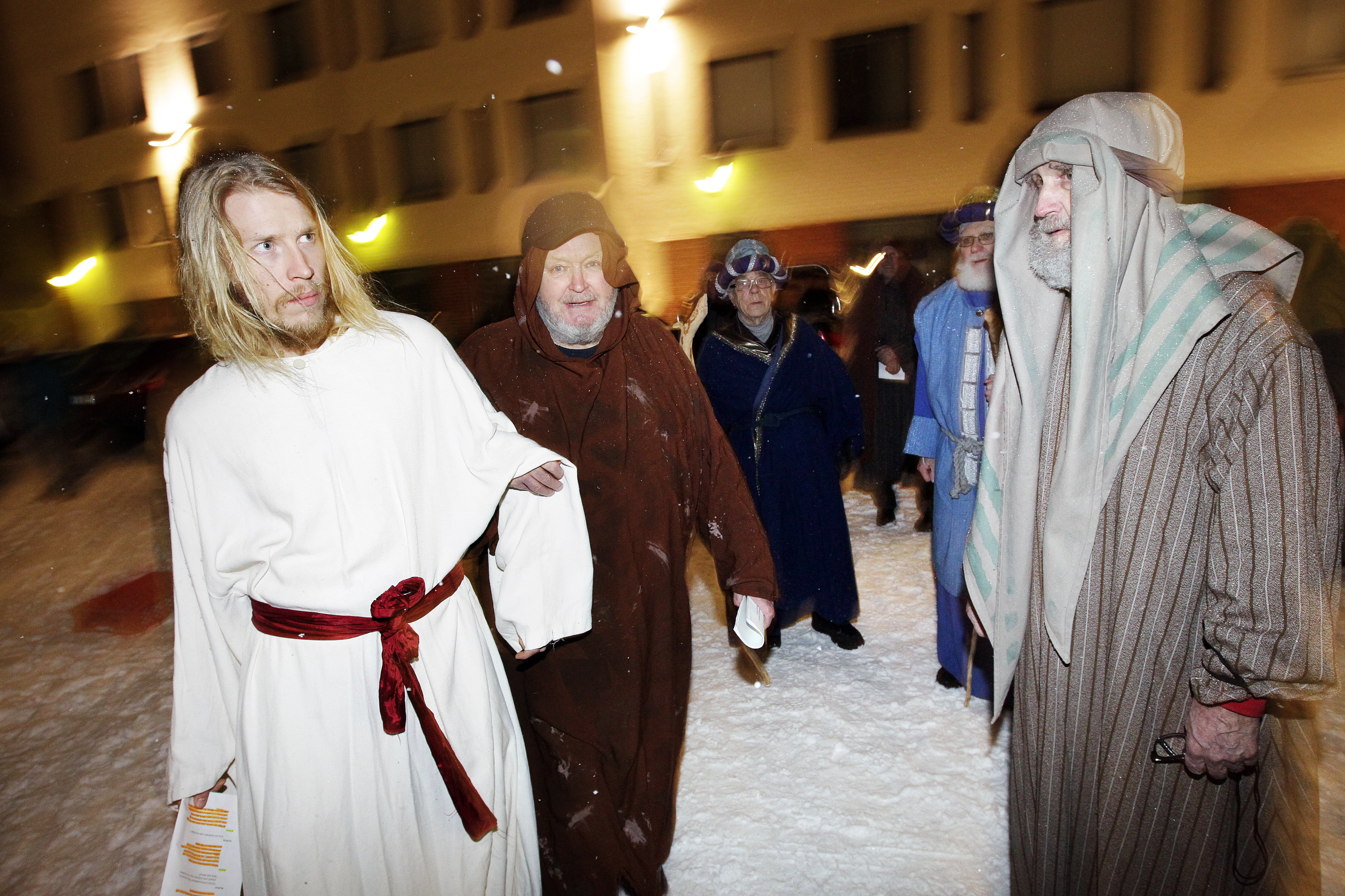 Limingassa pääsiäisviikolla esitettävä kärsimysnäytelmä Via Dolorosa ei ole vain esittäjien: yleisöllä on tärkeä rooli draamaa kuljettavien virsien veisaajina. 