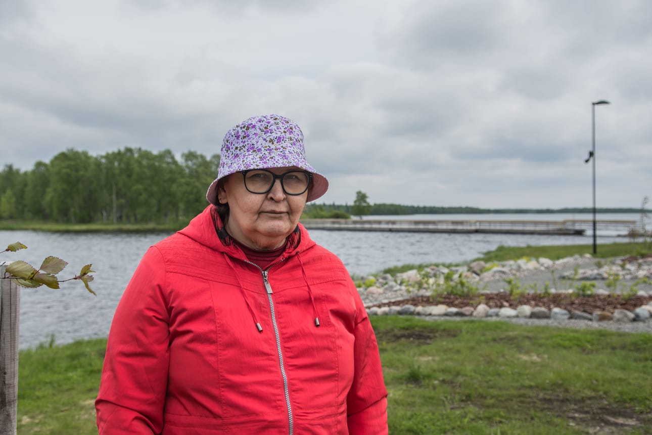 Hattu täytyi Kelanrannassa painaa syvälle päähän, ettei tuuli sitä sieppaa. Hilkka Sotkasiiran mielestä sää oli hyvin tuulinen ja kolea.