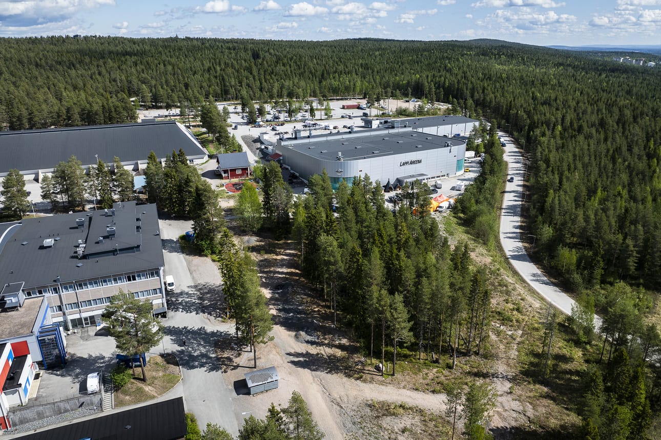 Tulevalle Ounasvaaran lukiolle on katsottu kahta eri sijaintia. Toinen paikoista sijaitsee Redun vieressä rinteessä, jossa on nyt pieni metsäinen alue.