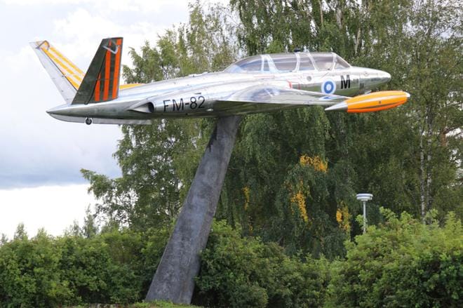 Kunnostettu Fouga kiiltelee nyt jalustalla. Talkooväen mahtava urakka tuli päätökseen juuri Kauhava Air Show’n alla. KUVA: MARIANNE LÄHDE