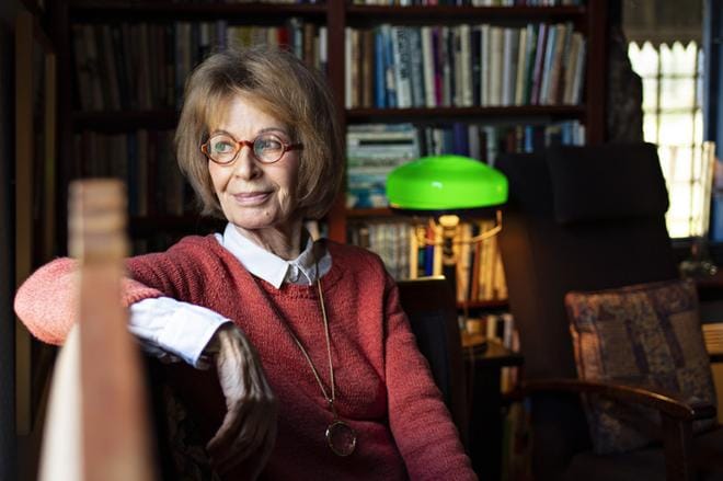 Kirjailija Kaari Utrio on perhehistorian uranuurtajia Suomessa. Hän odottelee, että joku kirjoittaisi tuoreen yleisesityksen aiheesta. "Hyvää tieteellistä tutkimusta on viime aikoina tehty paljon", hän sanoo. KUVA: Lassi Puhtimäki