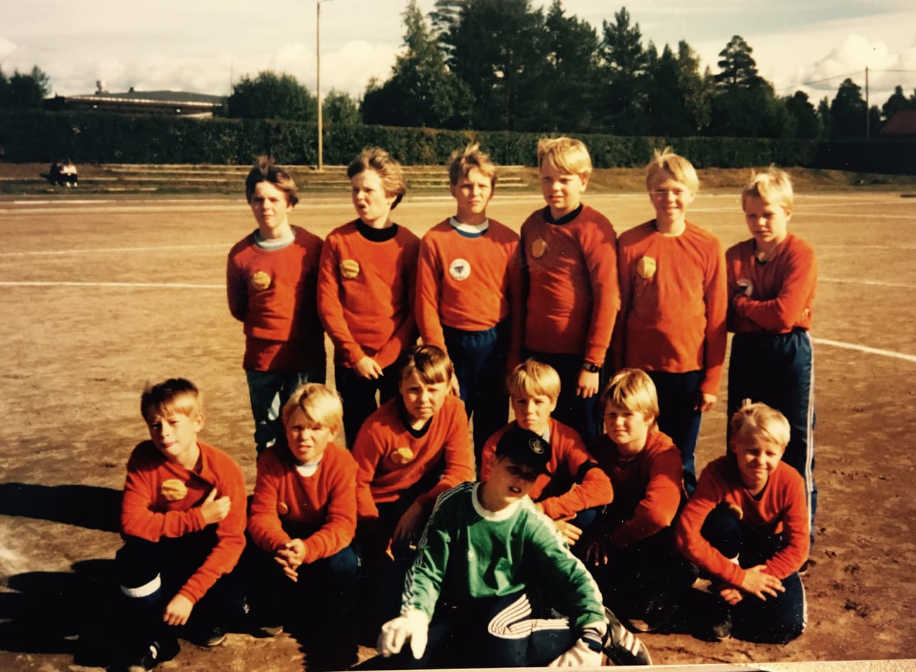 Jalkapallopojatkin taitavat olla jo eläkeläisiä.