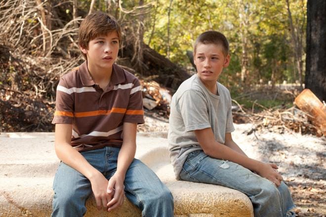 Pojat Tye Sheridan ja Jacob Lofland kohtaavat saarela etsintäkuulutetun Mud-elokuvassa. KUVA: Hero