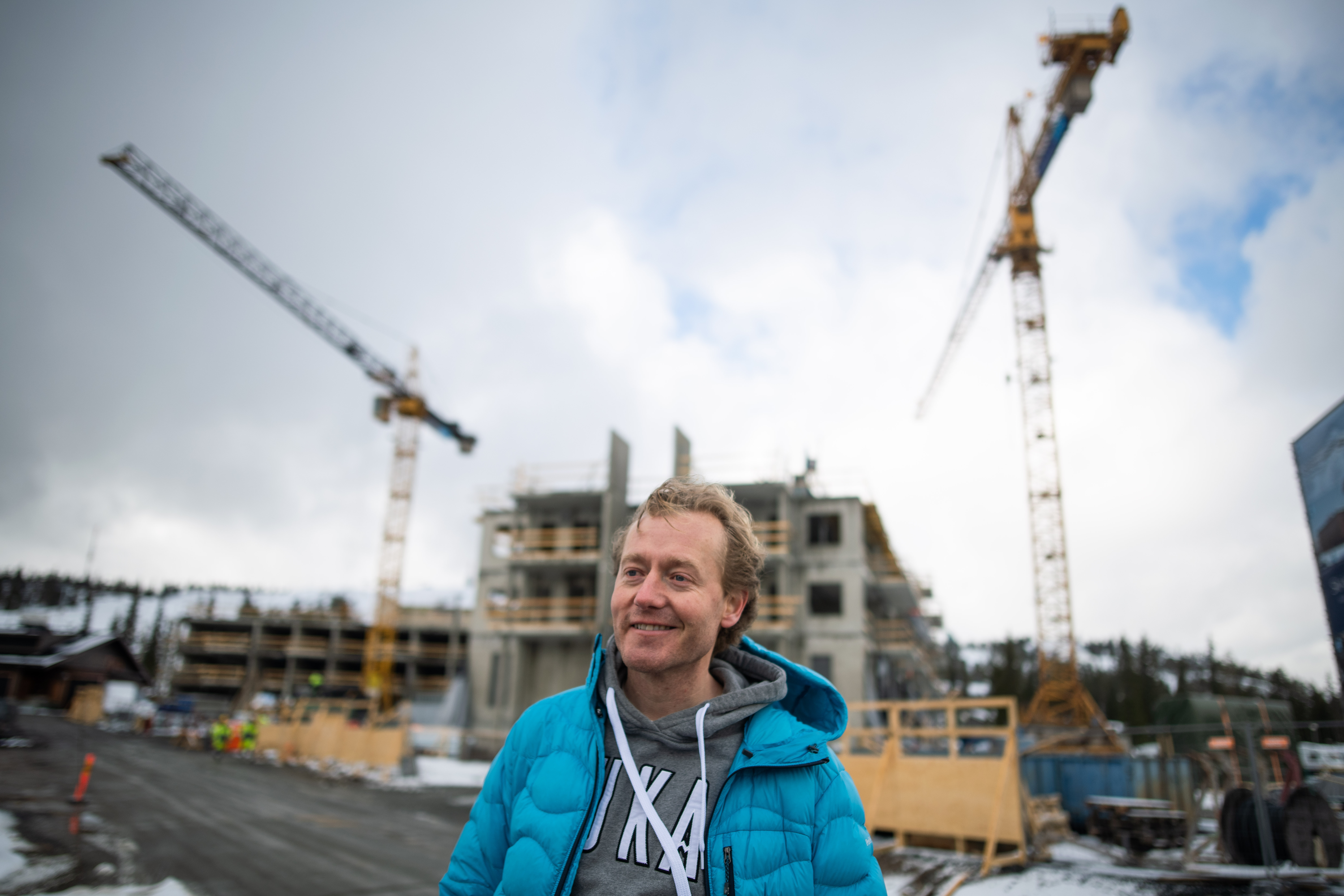 Ville Aho hymyilee. Hän on menossa Rukan taakse nousevan hotellin työmaakokoukseen. Pohjois-Suomen suurin käynnissä oleva matkailuinvestointi valmistuu jouluksi. Neljä viimeistä vuositilinpäätöstä kertoo 20 prosentin liikevoitoista.