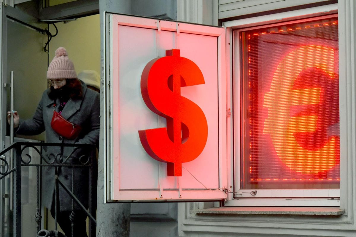 Ruplan arvo ulkomaisiin valuuttoihin nähden on romahtanut. Lehtikuva/AFP