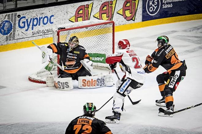 Vielä tässä Sport-hyökkääjä Olavi Vauhkonen ei saanut kiekkoa KooKoon Juha Järvenpään selän taakse, mutta jatkoajalla Vauhkonen onnistui ylivoimalla. KUVAT: KOUVOLAN SANOMAT / KATJA JUURIKKO