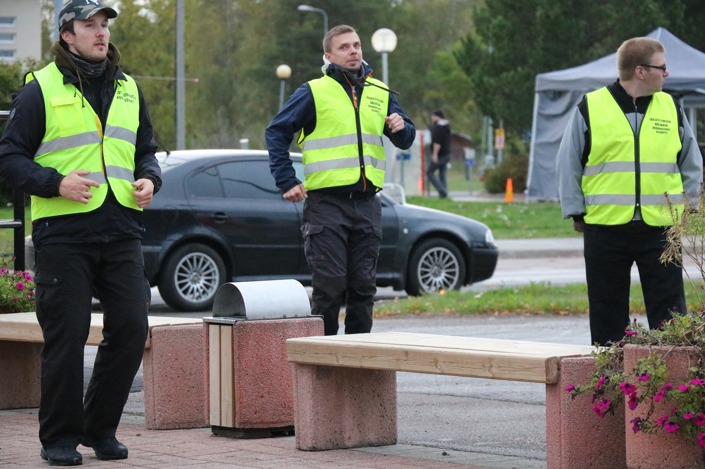 Järjestyksenvalvojat pitävät tilanteen hallinnassa.