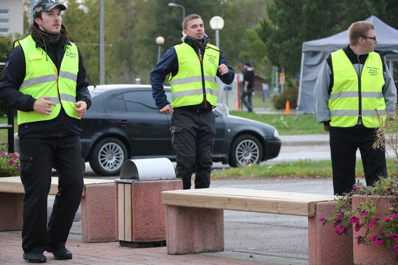 Järjestyksenvalvojat pitävät tilanteen hallinnassa.