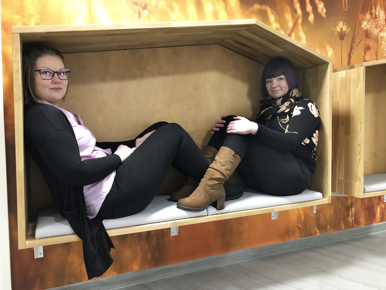 Sini Kirvesmäki (oik.) ja Laura pitävät nykyään yhteyttä lähinnä tekstiviesteillä. - Kokemusasiantuntija ei ole ystävä, eikä terveydenhoitoalan ammattilainen, Kirvesmäki painottaa.
