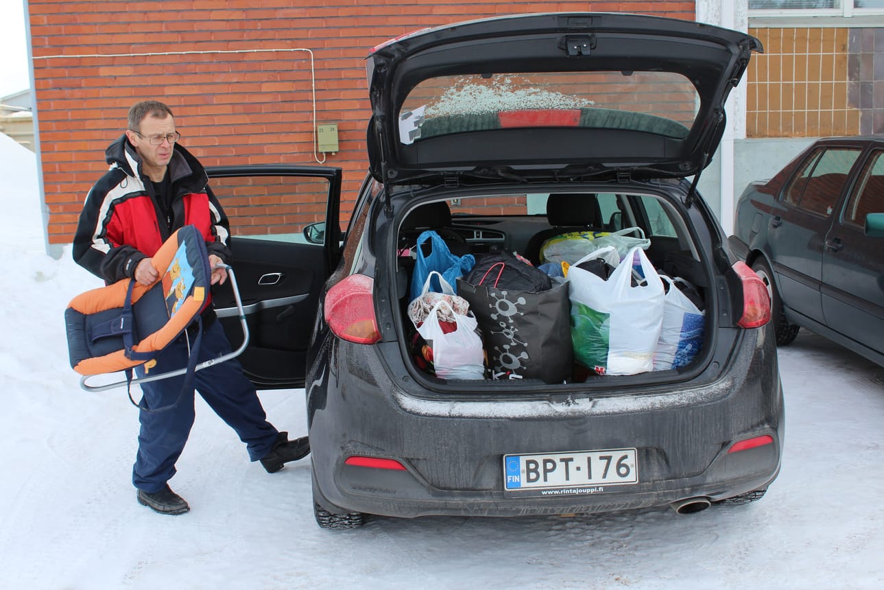 Ape Nieminen pakkasi Vienan karjalaan menossa olevaa tavaraa autonsa kyytiin tarkkaan punnittuna 72 kiloa. Täyteen ahdetusta autosta puuttuu vielä potkukelkka.